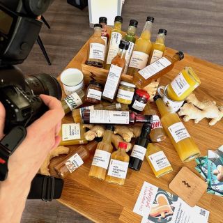 Dneska jsme dělali pro jeden portál reportáž a pak jejich pan fotograf dělal pár fotek našich produktů. 🫚🎪A pořád nám to...